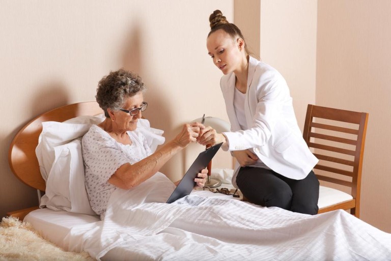 Bien choisir son lit médicalisé à Laon, critères essentiels